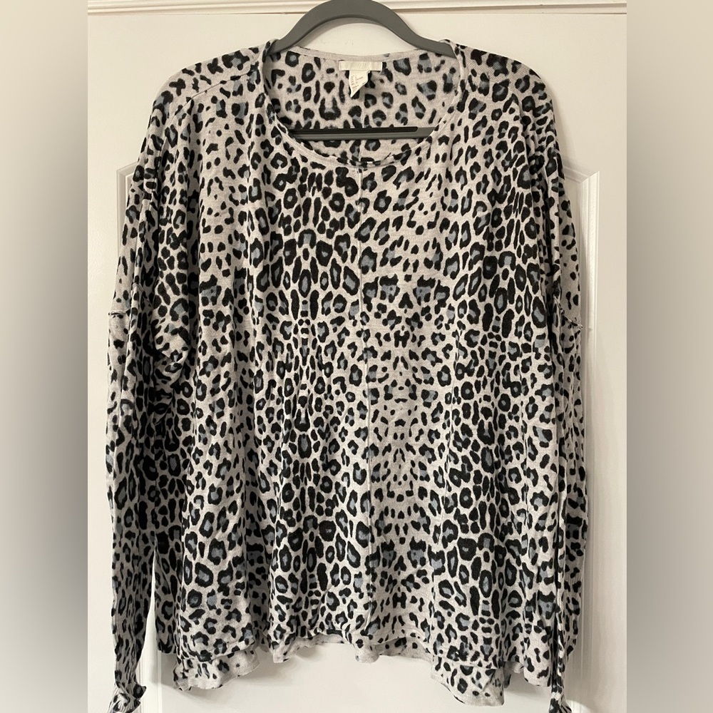 H&M Ladies size Large Leopard print long sleeve top. Grey, black and white.